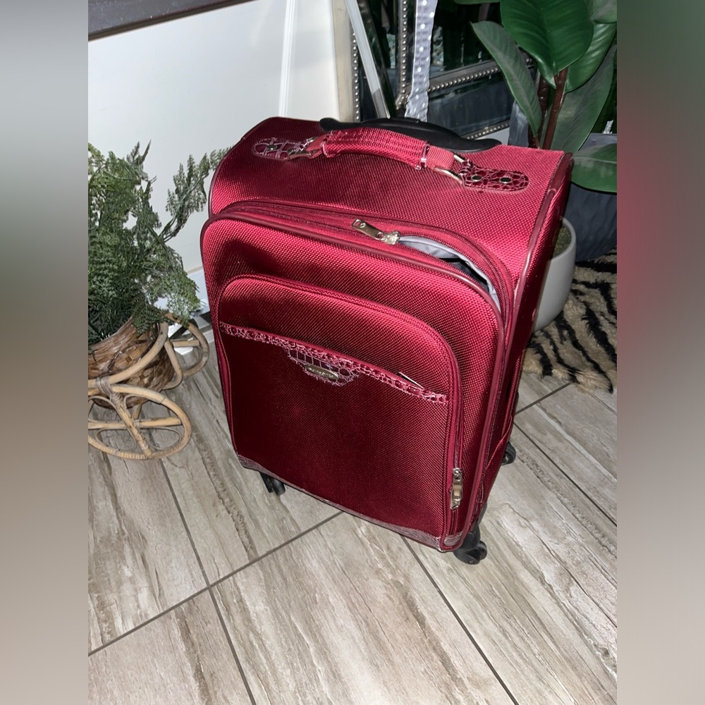 Samsonite carry on luggage 21” 4 wheels